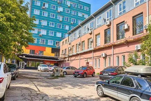 Двор и парковка офисного здания на Чернышевского, 88